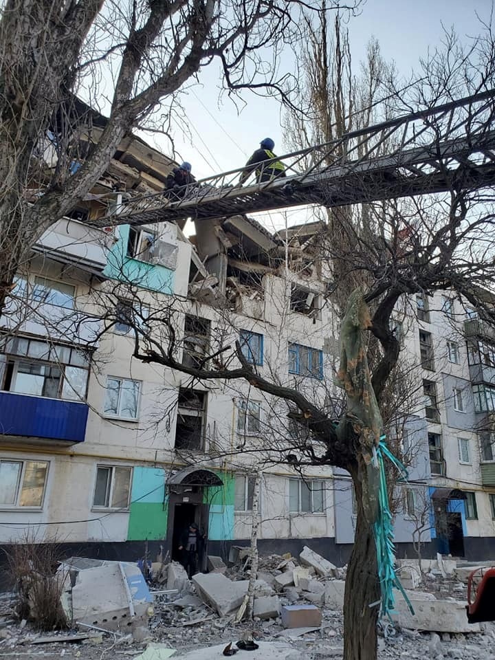  спасатели достали из полуразрушенного дома в Лисичанске одного человека