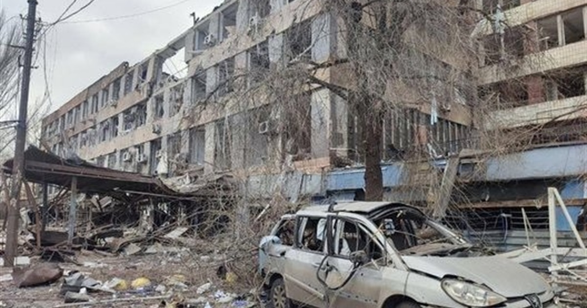 “Війна нас переслідувала, але ми ще маємо жити, тому вибралися”, — біженці із Маріуполя