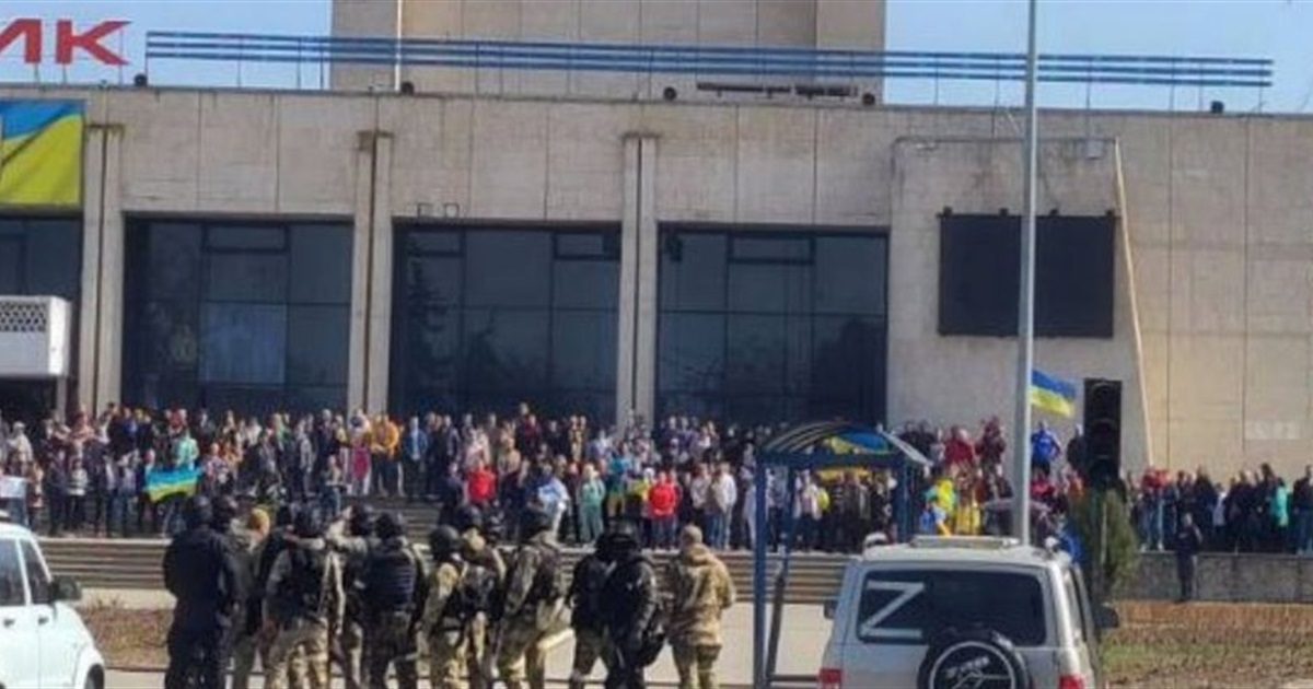 В Енергодарі росіяни розігнали мітинг чергами з мінометів – є поранені (відео)