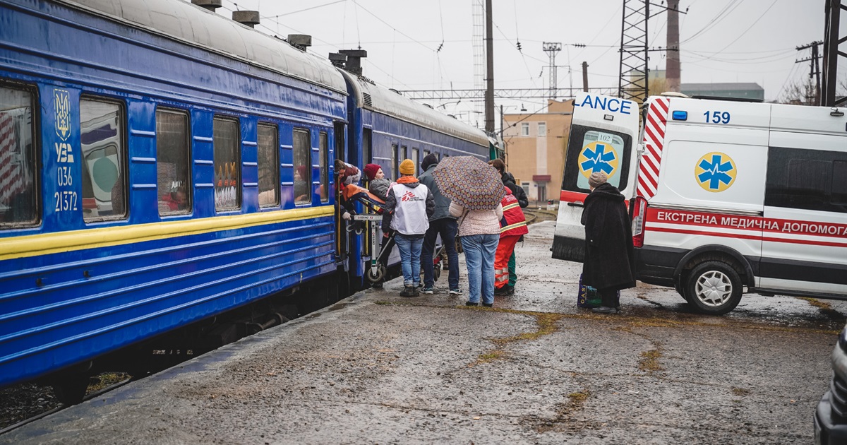 Із Запоріжжя відправився потяг з пораненими. "Лікарі без кордонів" евакуювали маріупольців