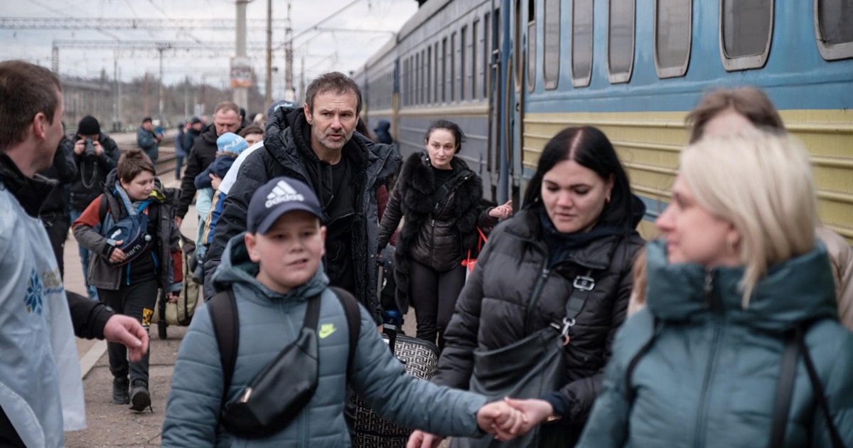 Жителей Славянска призвали временно выехать в безопасную зону. Вот эвакуационные поезда