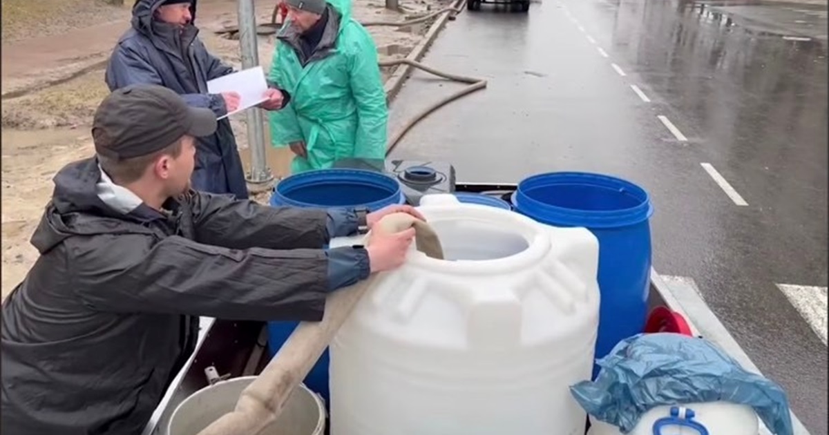 Волонтери-водовози. Хто ці відважні люди, які допомагають доставляти воду чернігівцям