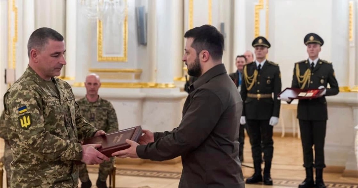 Президент Володимир Зеленський вручив орден “Золота Зірка” командувачу ОК "Північ" Віктору Ніколюку