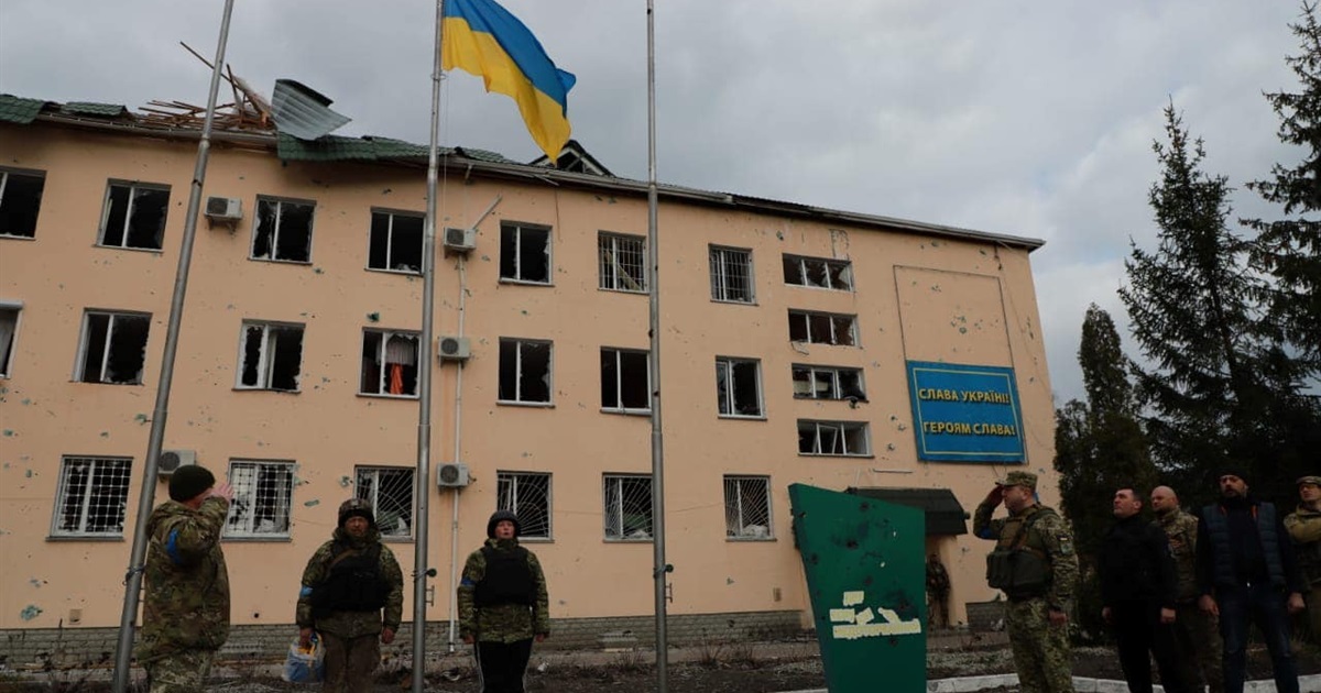 Українські прапори над Управлінням прикордонного загону в Чернігові та загонів на кордоні