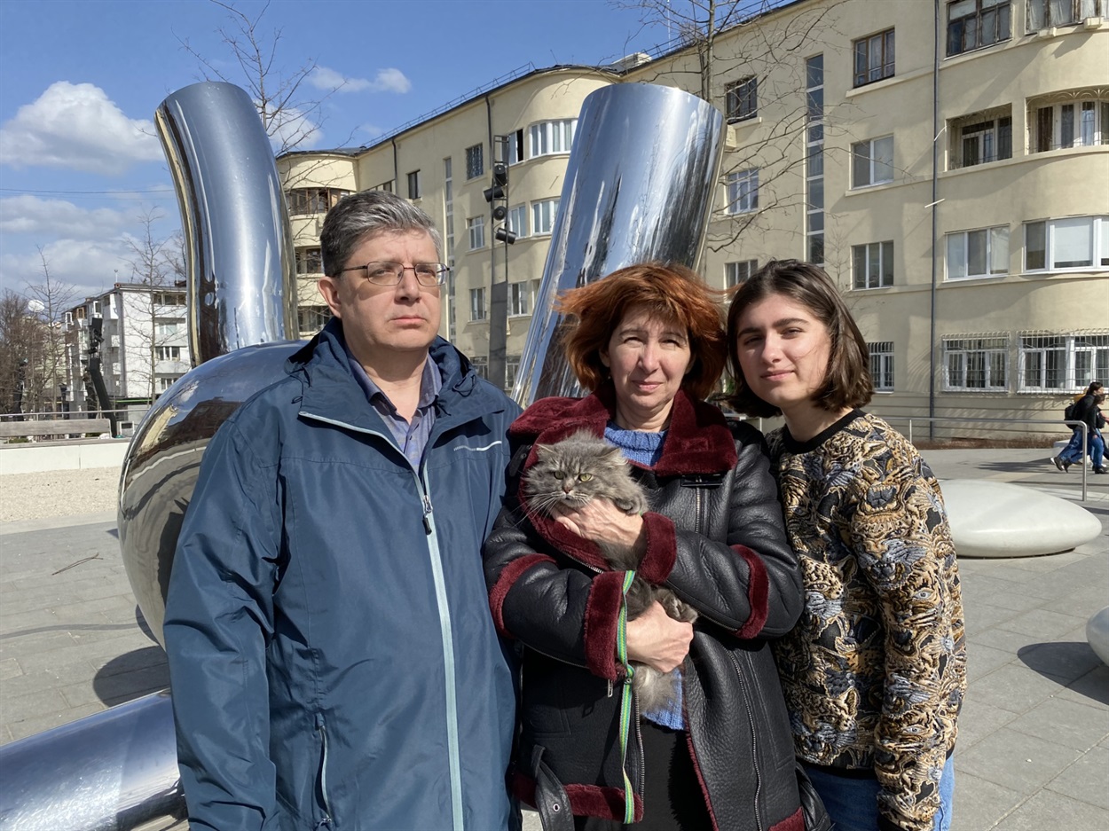 Настя с семьей на мирной земле