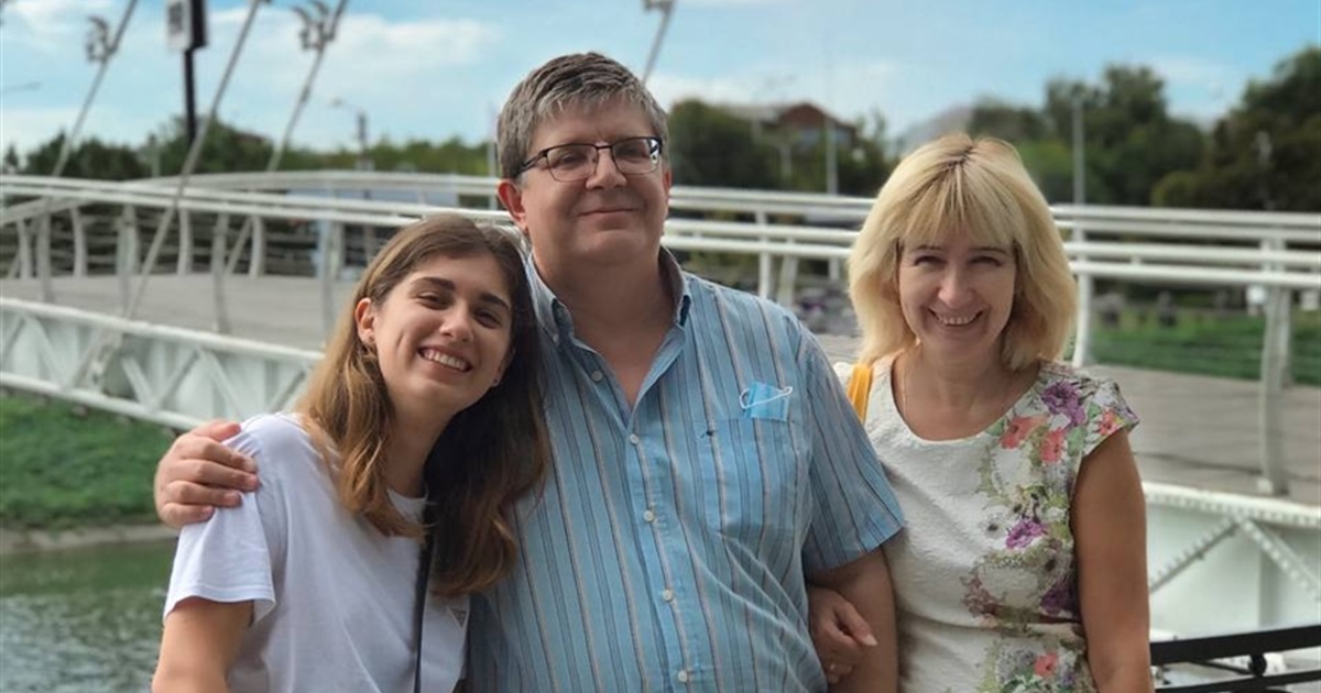 Купила микроавтобус, чтобы вывезти родителей из Мариуполя. История девушки, спасшей семью и соседей