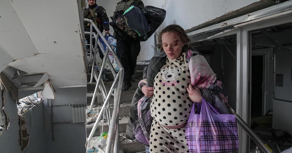 Это видео ужасного авиаудара по роддому в Мариуполе. Оно опровергло российские фейки