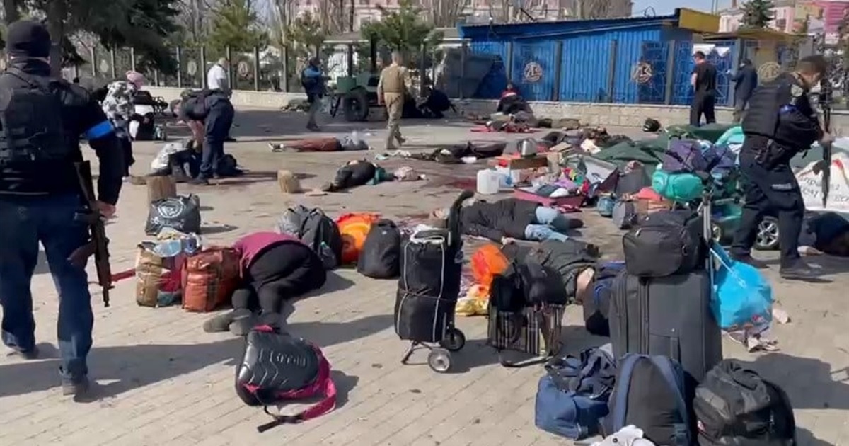 Окупанти вдарили по вокзалу Краматорська: щонайменше 30 людей загинули