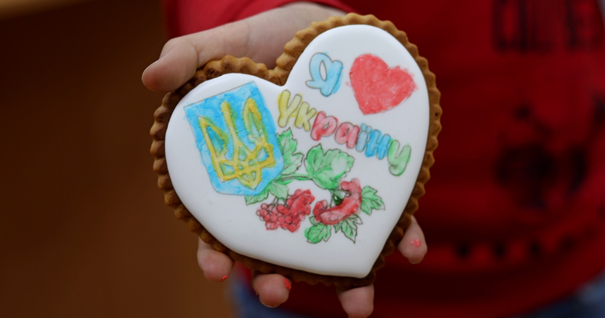 У Нікополі відбулась акція з розпису пряників «З Україною в серці»: як проходив захід