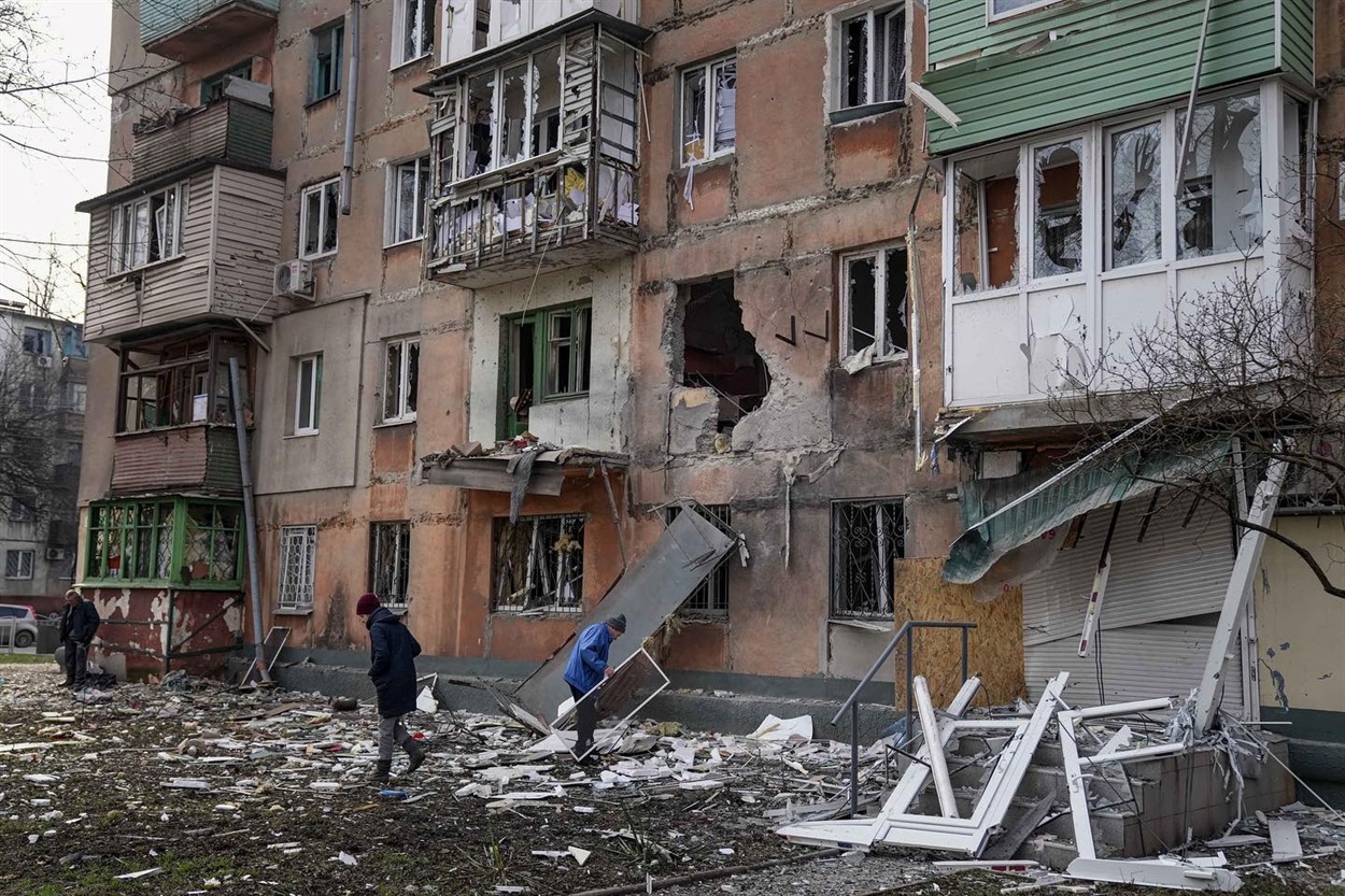 Після обстрілів на подвір`ях багатоповерхівок лежать друзки від вікон та меблів, які можна збирати на багаття. 