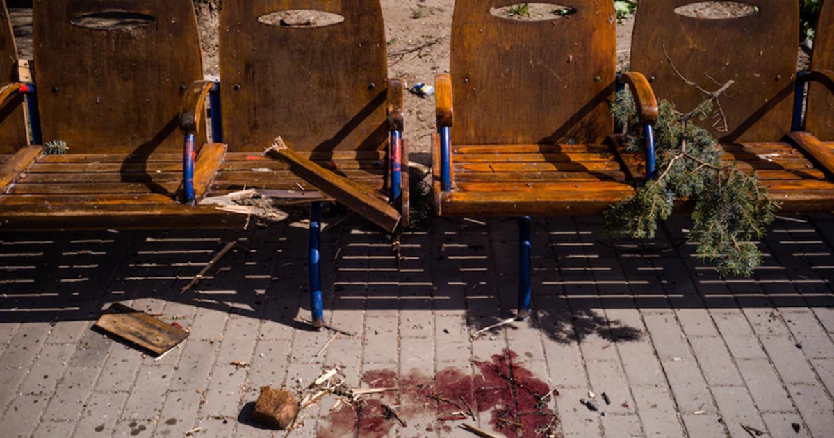 У одного відірвана голова, а в іншого нога. Свідчення про обстріл вокзалу Краматорська