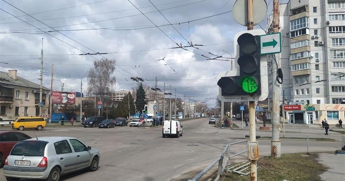 У Чернігові на перехрестях з інтенсивним рухом транспорту відновили світлофорне регулювання