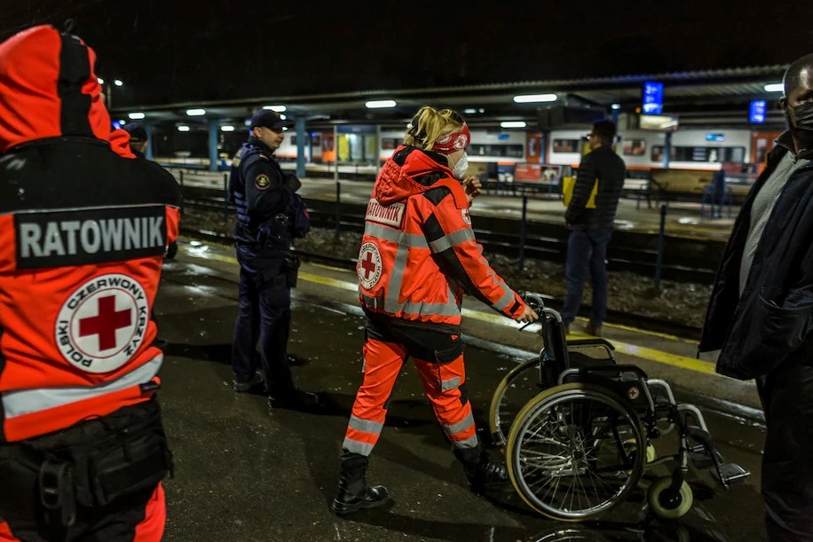 Медики Польського Червоного Хреста чекають на прибуття дітей на залізничний вокзал Кельце