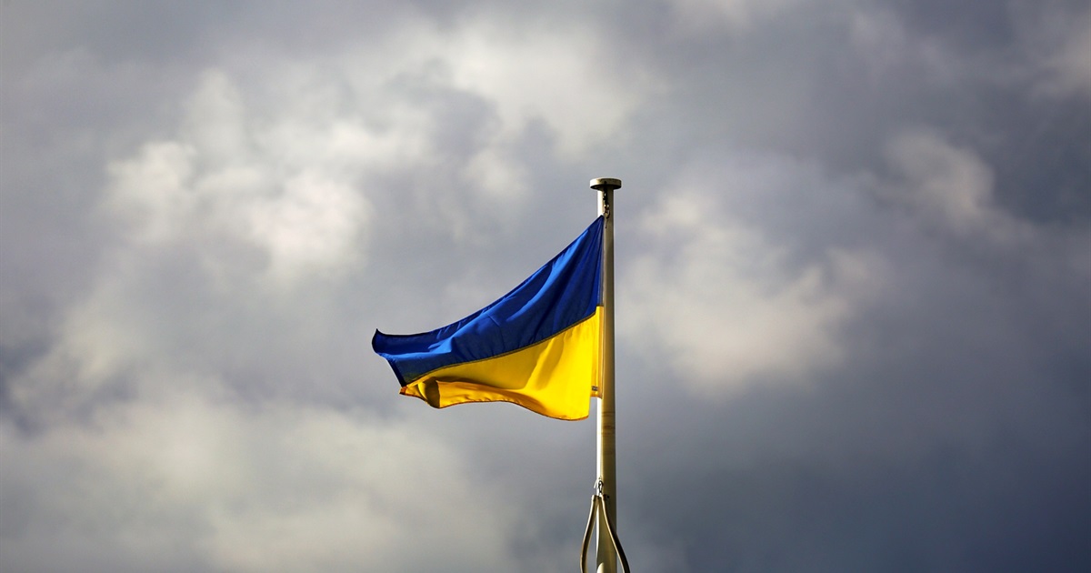 У Скадовську зняли державні прапори з міської ради