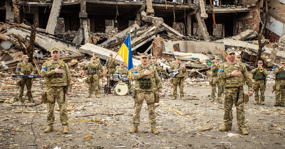 Військові Дніпропетровщини виконали пісню січових стрільців на зруйнованій окупантами будівлі