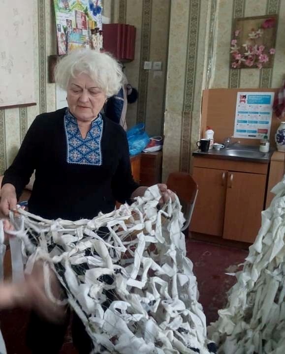 Валентина Константиновська плете сітку. 