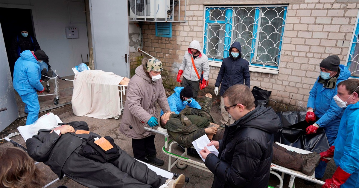 Хочу помститися їм за все. 77-річна жінка власноруч поховала чоловіка в блокадному Маріуполі