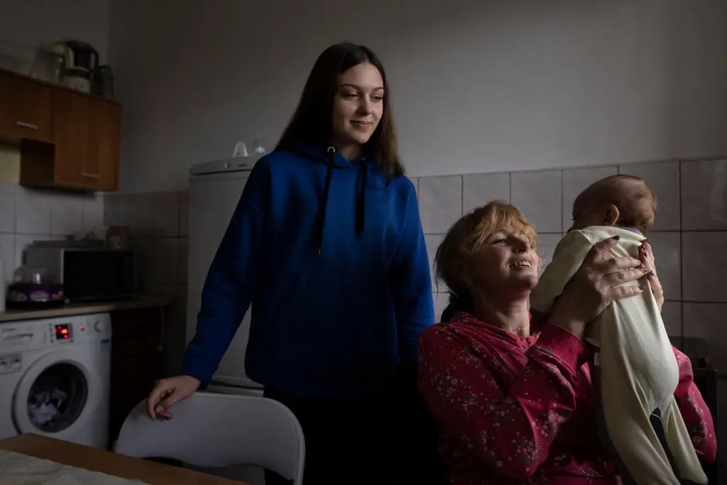 Любомира Панчук з дочкою Андріаною і місячним сином Данилом у Польщі. Сім'я втекла зі Східної України. 