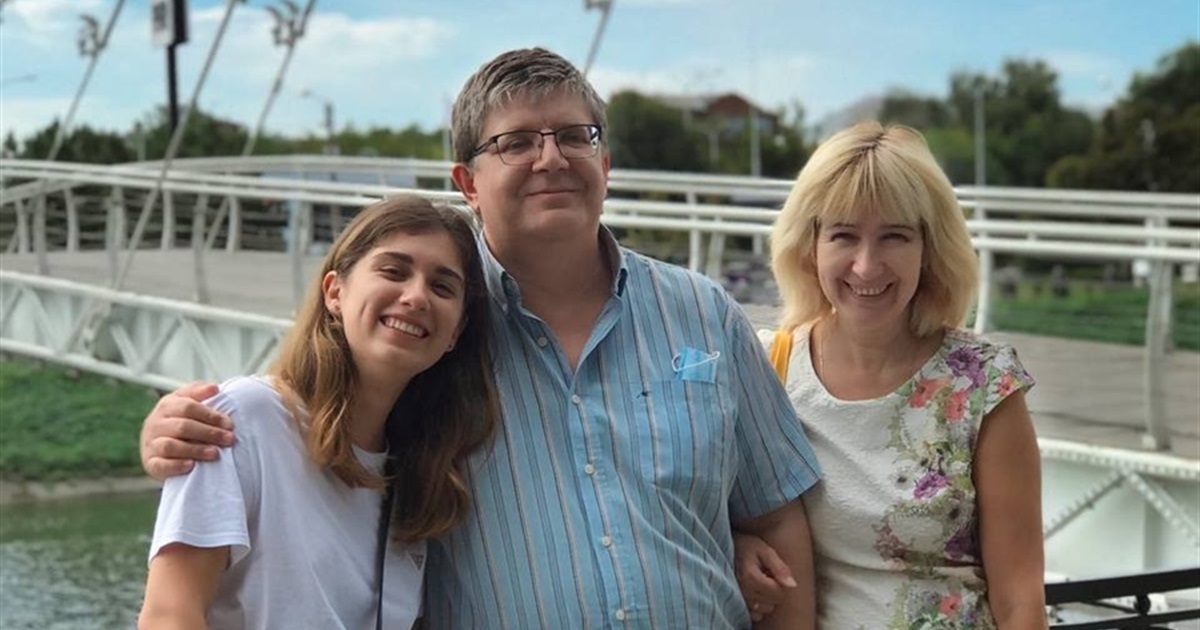 She bought a minibus to get her parents out of Mariupol. The girl who saved her family and neighbors