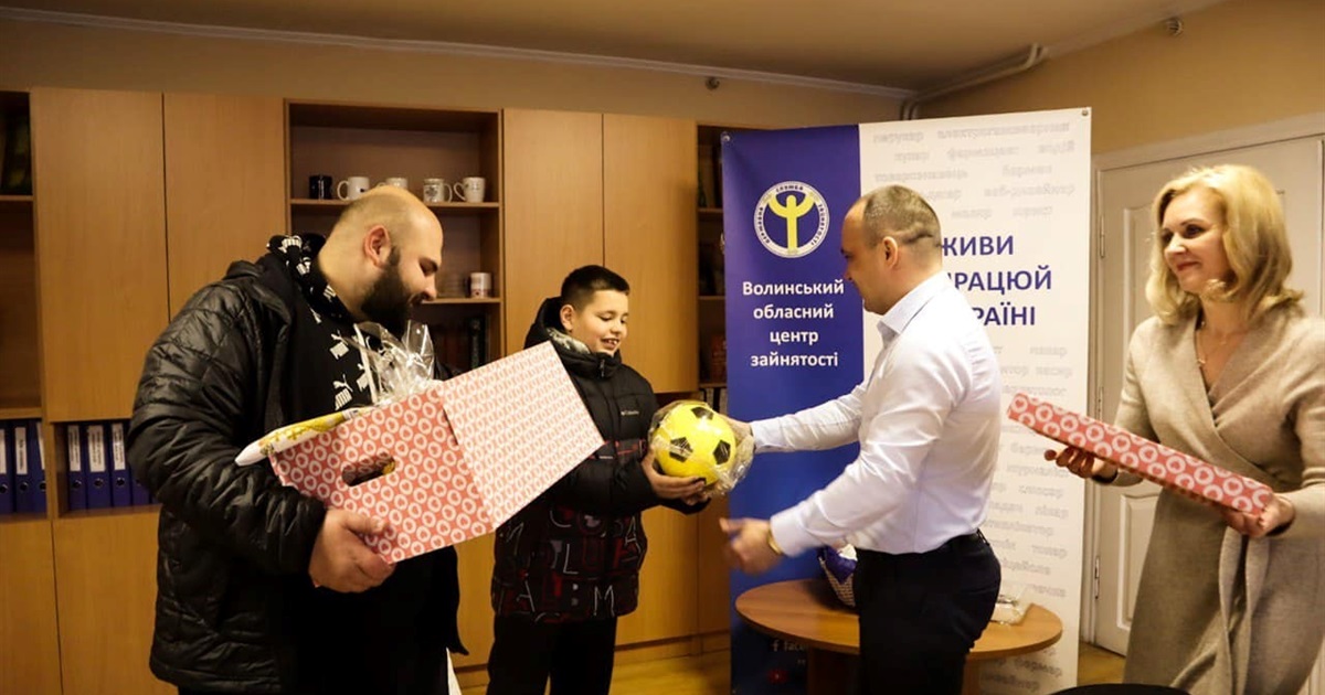 20 родин переселенців з Волновахи отримали продукти до Великодня. Фото