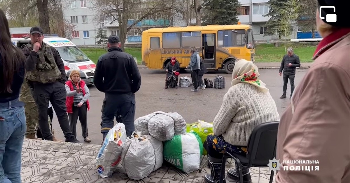 "В одному платті вискочила з хати. Усе згоріло": вражаючі історії евакуйованих до Курахового