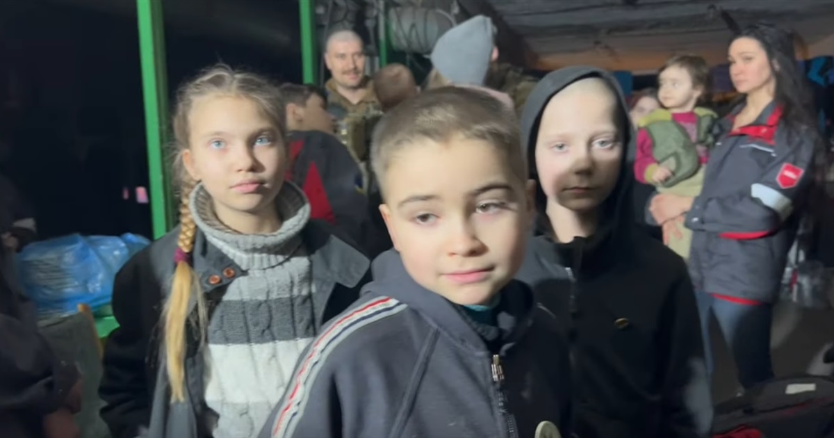 Эти дети живут в убежищах “Азовстали”. Опубликовано новое видео с просьбами о коридоре