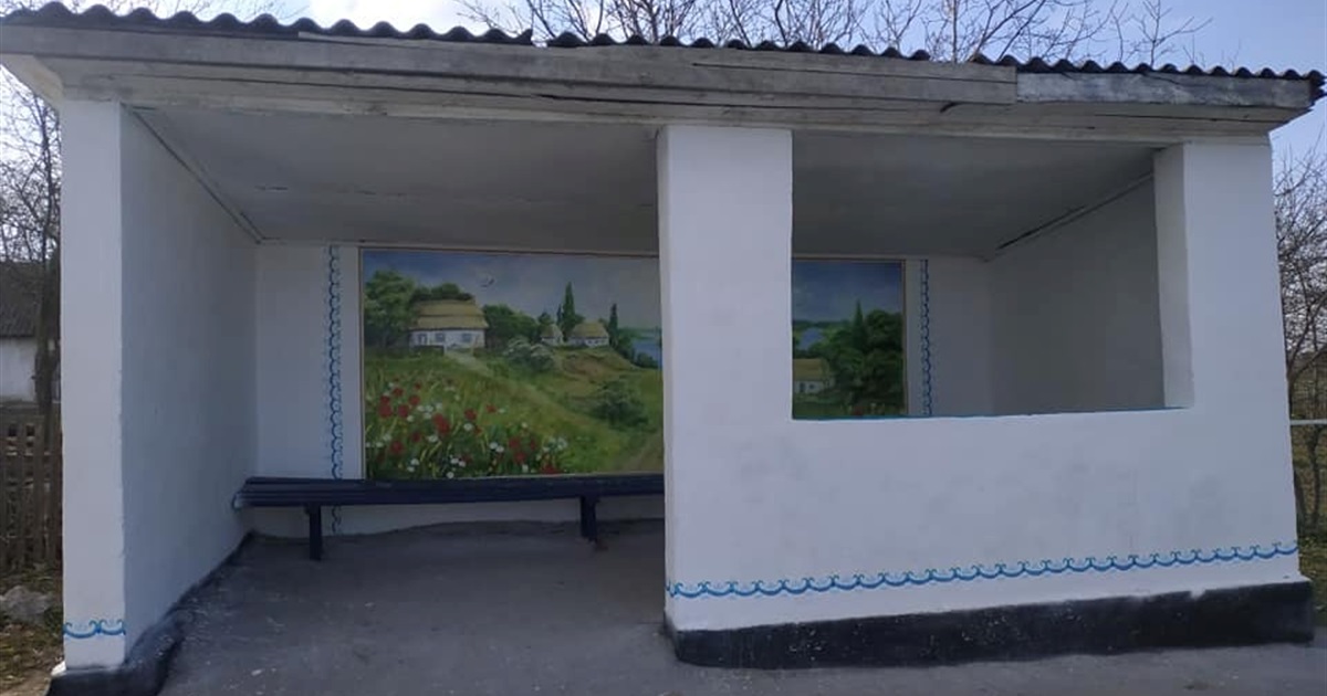 Переселенка розмалювала зупинку у селі Раштівка