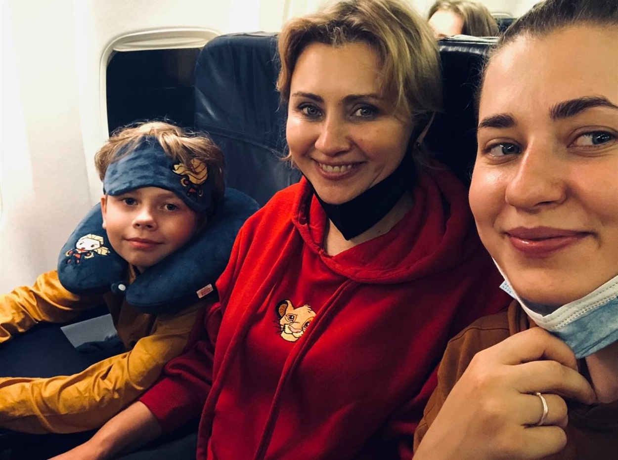Анна з мамою і братом в дорозі до Португалії