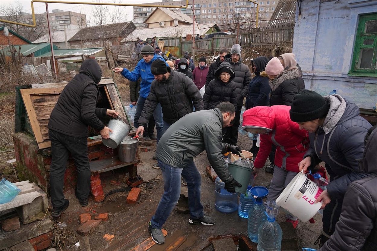Очереди за водой в Мариуполе.