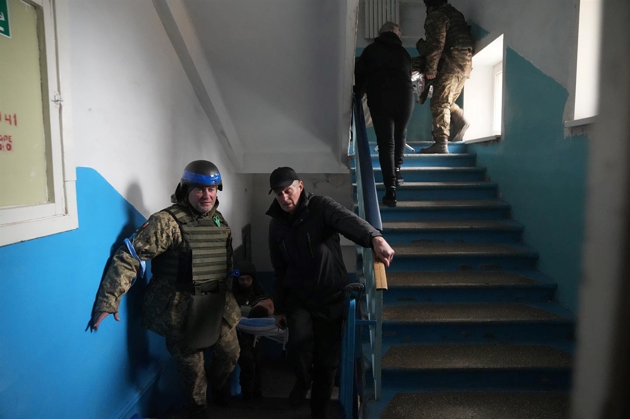 Раненых приносили на дверях, руках и коврах.