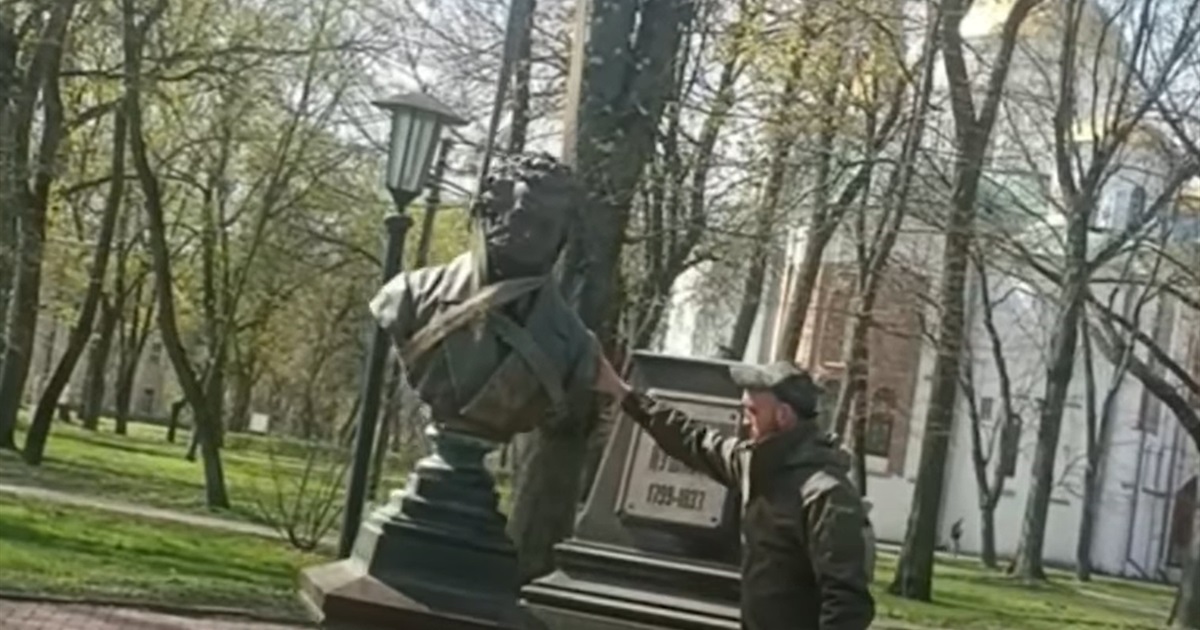 З Чернігівського Валу до музею - бюст Пушкіна перемістили куди належить