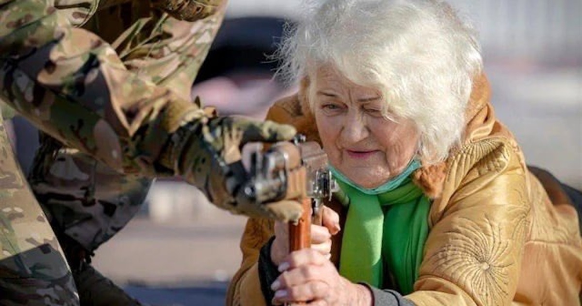 79-річна Валентина з автоматом вразила світ на вишколі в Маріуполі. Ми дізналися, що з нею зараз