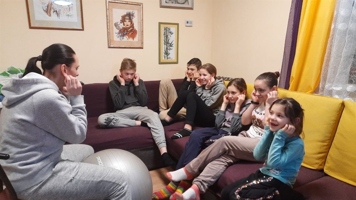 Психолог Оксана Насибуліна 28 лютого проводить навчання в СОС Дитячі Містечка в Броварах з дітьми, які готуються до евакуації – пояснює, як справлятися зі стресом
