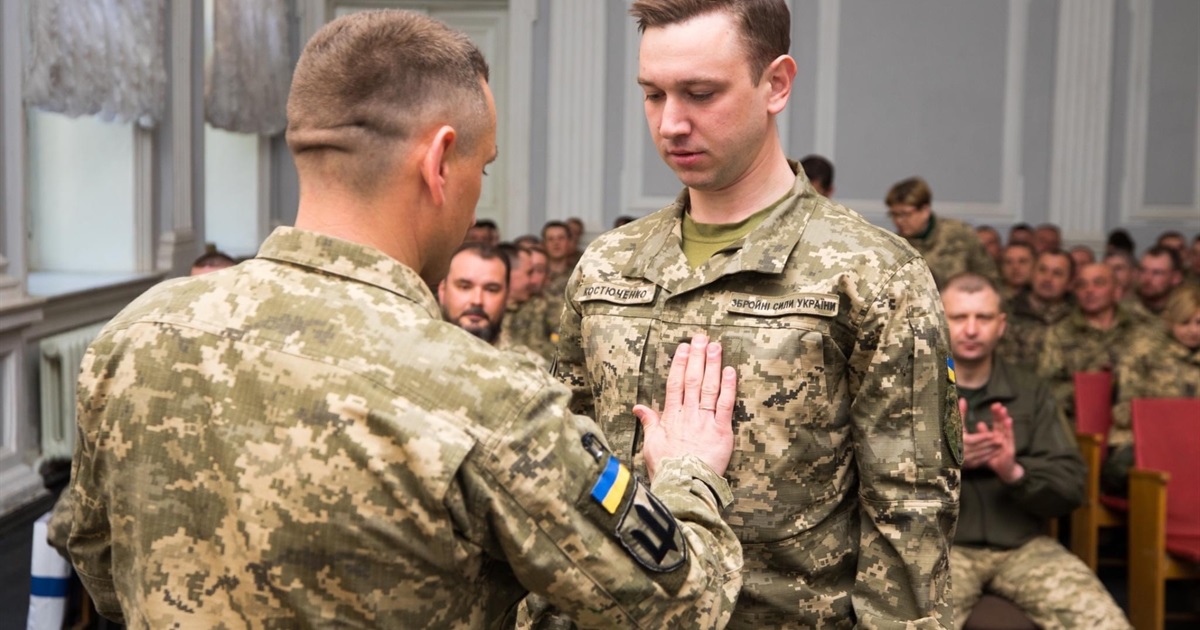Бійцям окремого полку зв’язку ОК "Північ" вручили чергові та позачергові військові звання