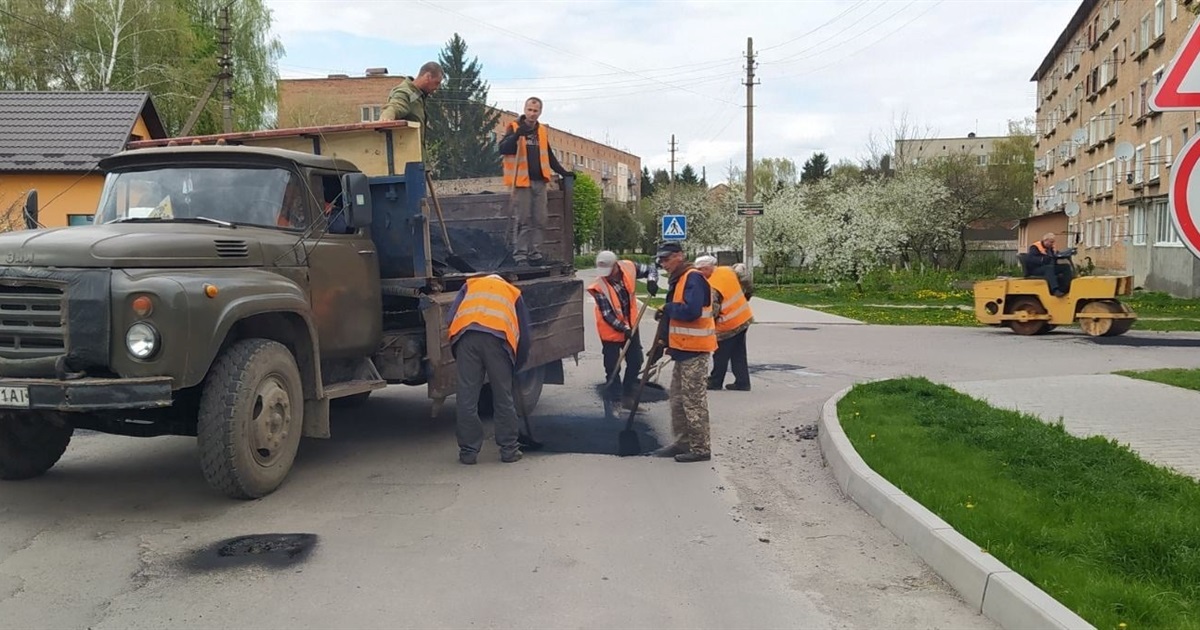 У Старокостянтинові латають дороги