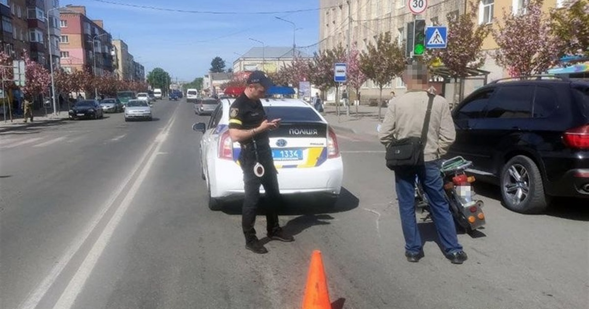 У Старокостянтинові п’яний водій в’їхав у поліцейське авто