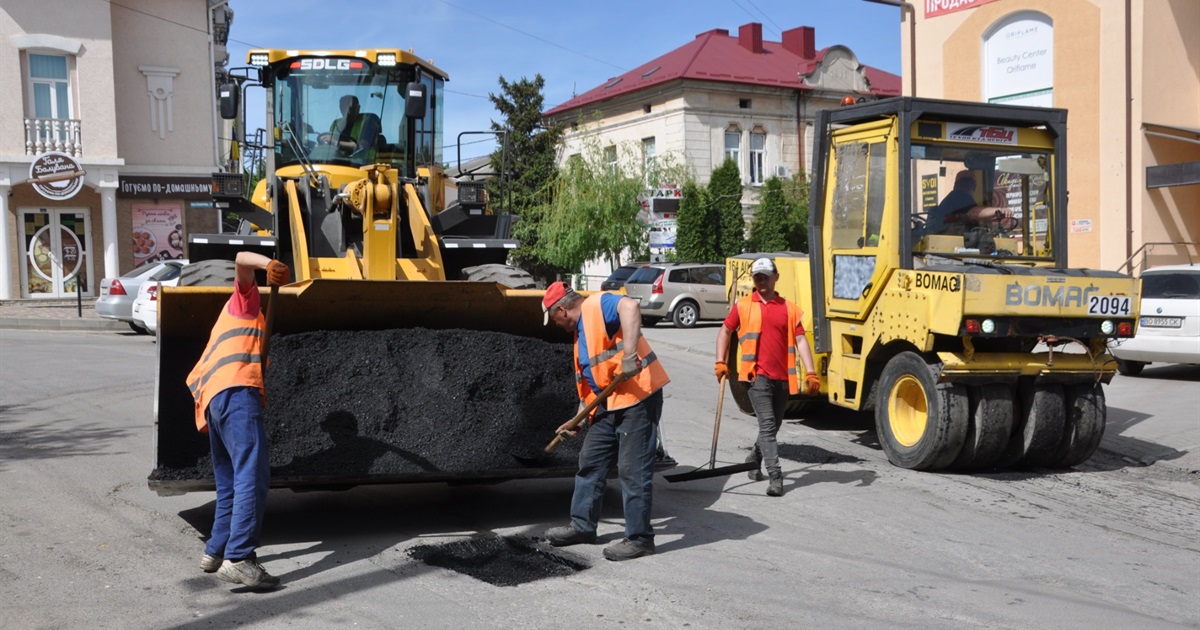 У Чорткові приступили до ямкового ремонту міських доріг