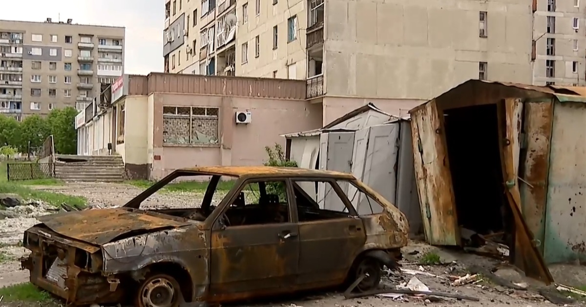 Лисичани звикли до обстрілів і набирають воду у вирві від снаряду. Відео з міста на лінії вогню