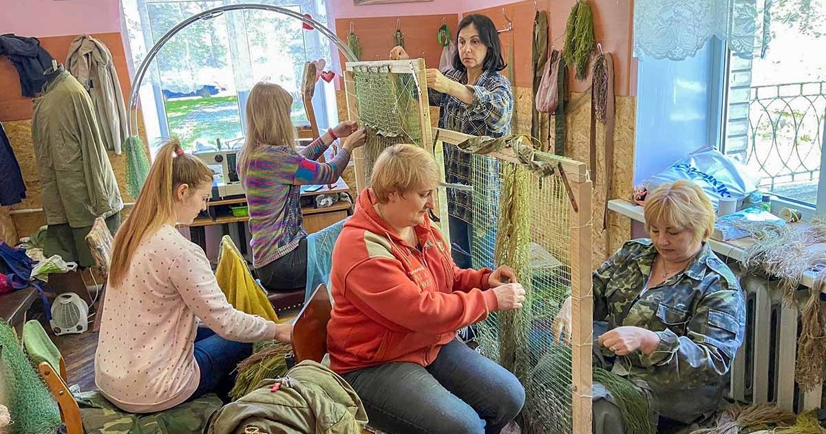 «Кікімори»: як освітяни з Кагарличчини освоїли виготовлення костюмів для снайперів