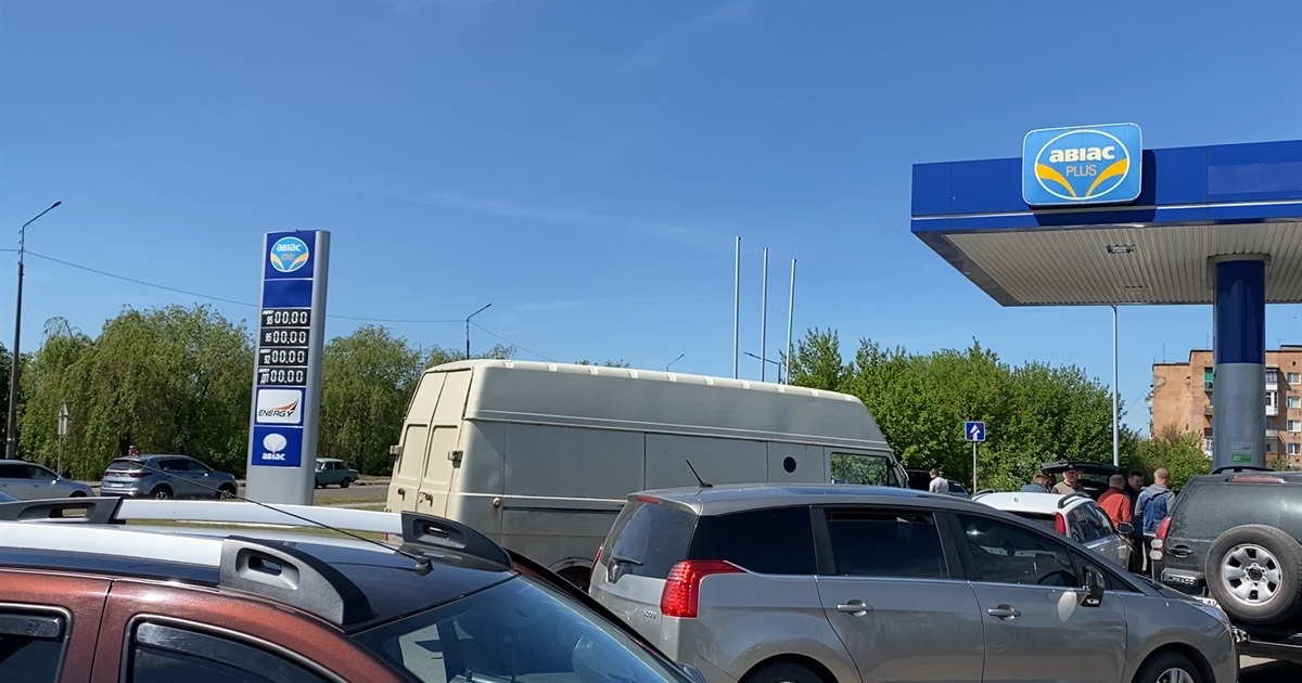 Черга до площі: на АЗС у Сарнах ажіотаж. Пальне продавали за готівку