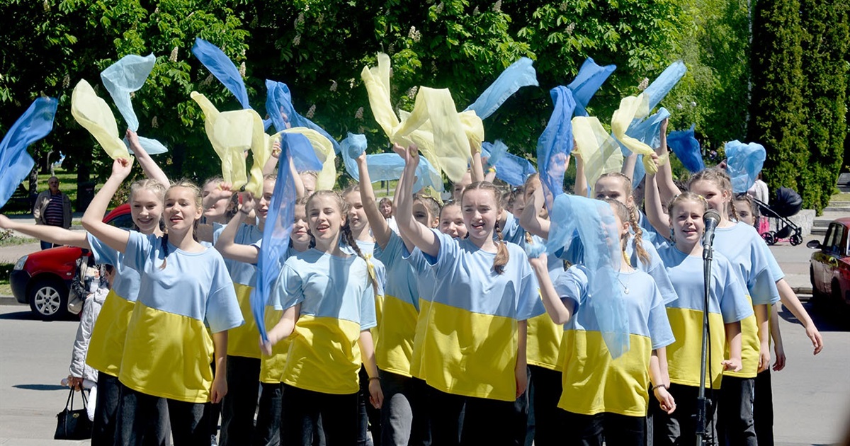 У Гадячі в День вишиванки відбувся благодійний концерт на підтримку ЗСУ. Фоторепортаж