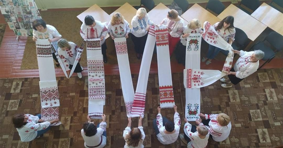 Фоторепортаж: старокостянтинівці одягли вишиванки