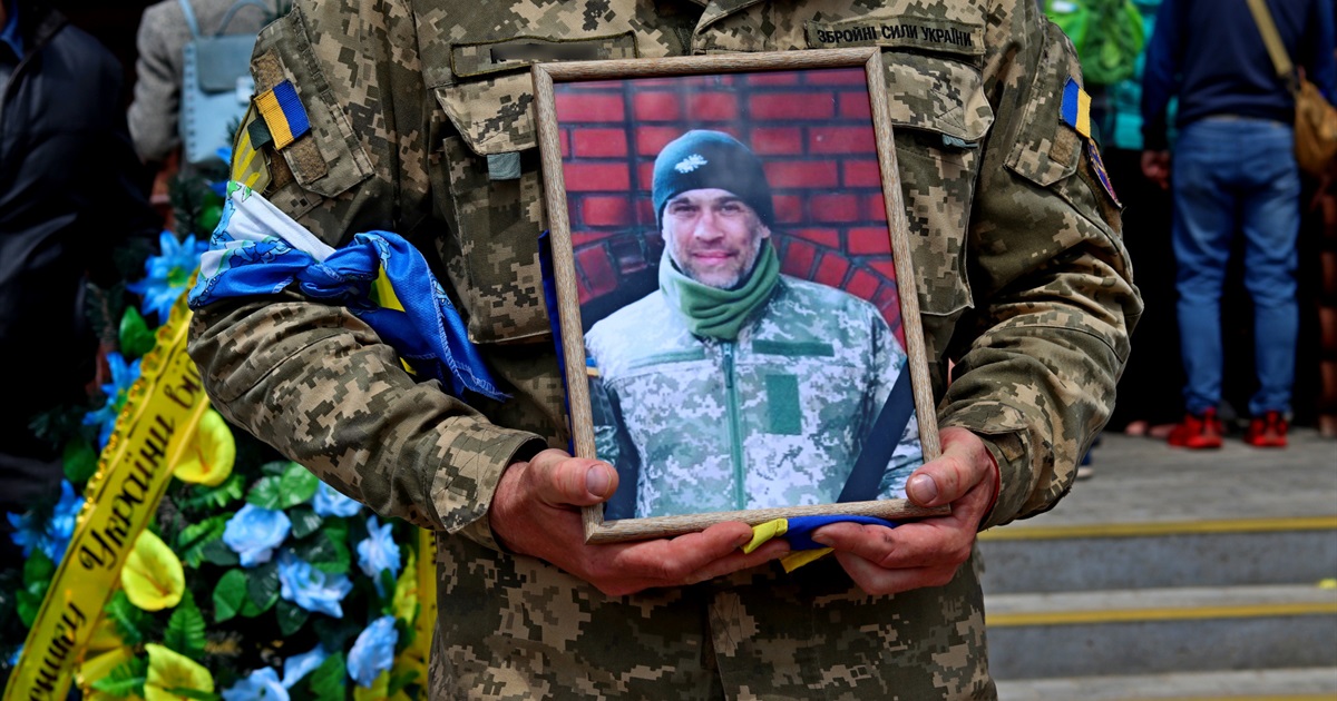 У Нікополі в останню путь провели захисника України Руслана Романова