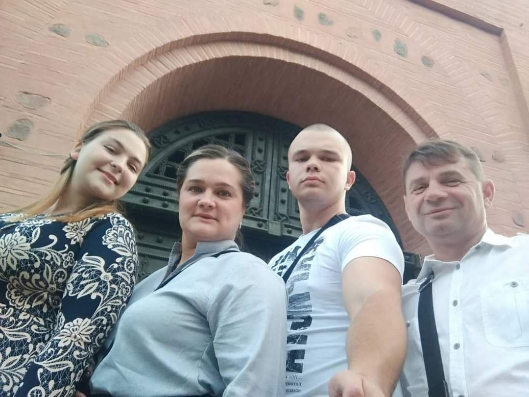 Артем з родиною. Архівне фото

