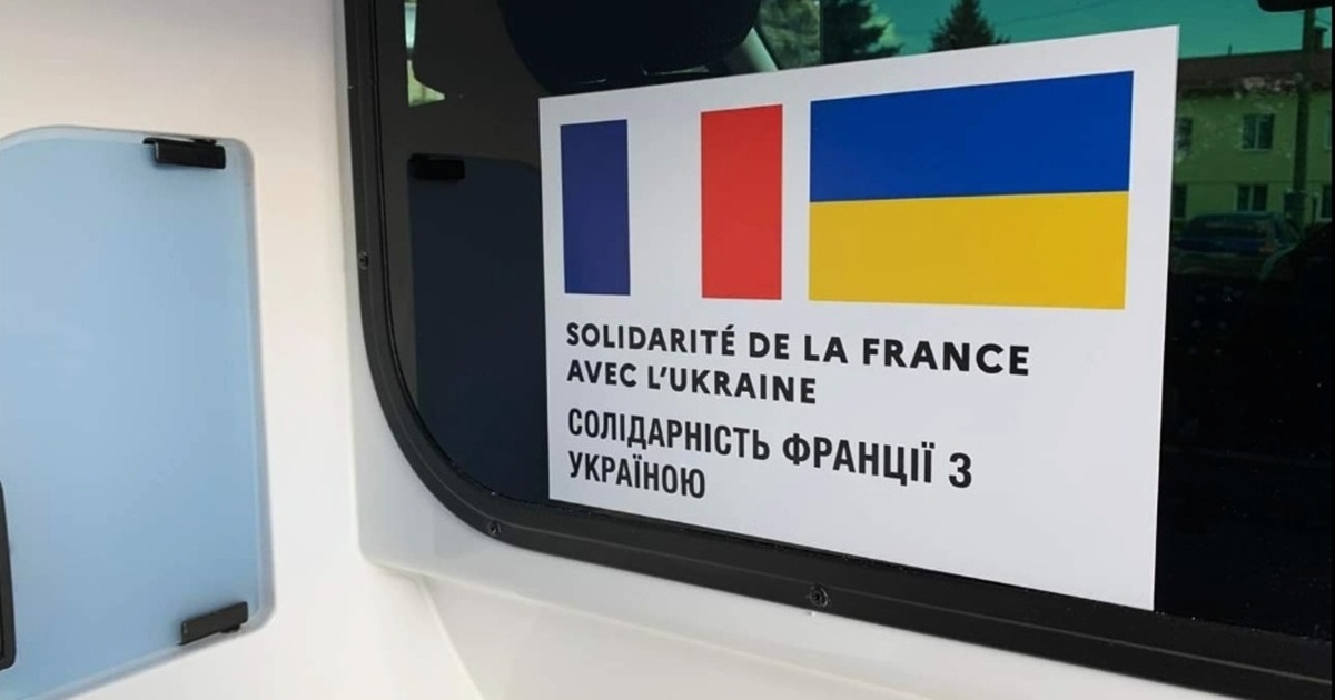 Менщина отримала з Франції автівки швидкої допомоги