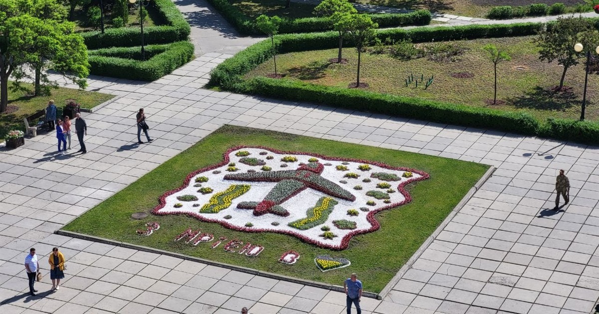 Квіткова "Мрія" і марка з "корабльом": оригінальні клумби Києва, а в Переяславі заквітчані стовпи