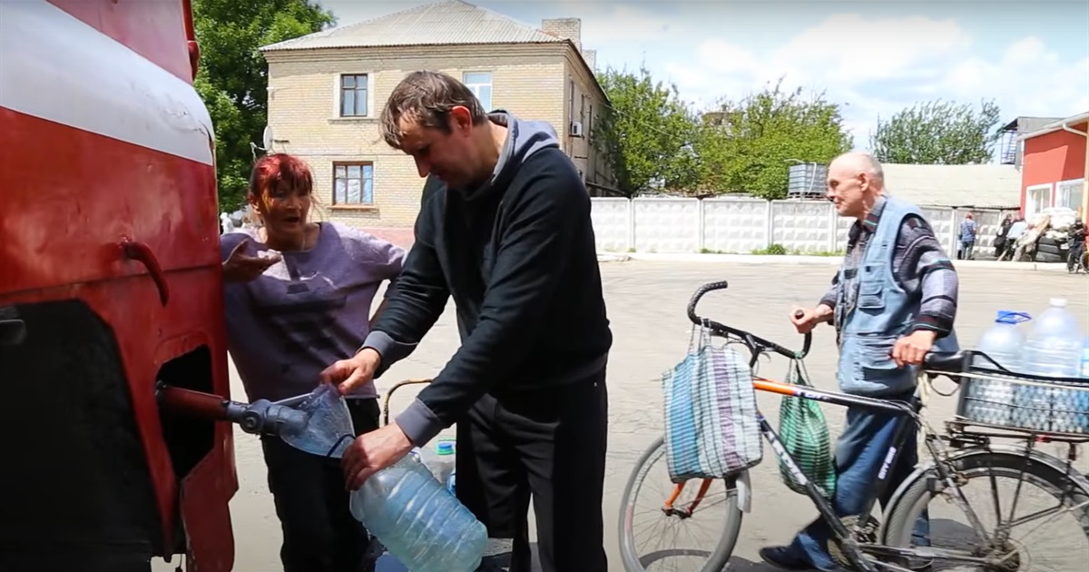 Без коммуникаций, с протекающей канализацией и крысами в подвалах. Так сейчас живут в Лисичанске