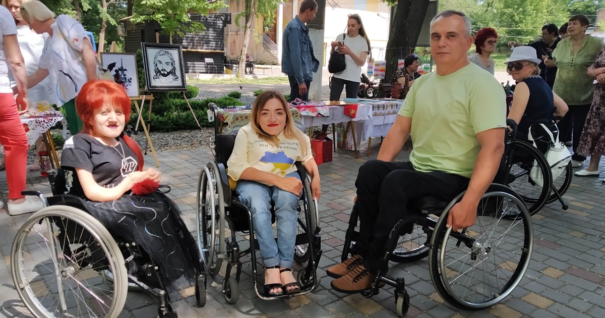 Відбулася виставка-продаж робіт первомайських митців з інвалідністю на підтримку ЗСУ