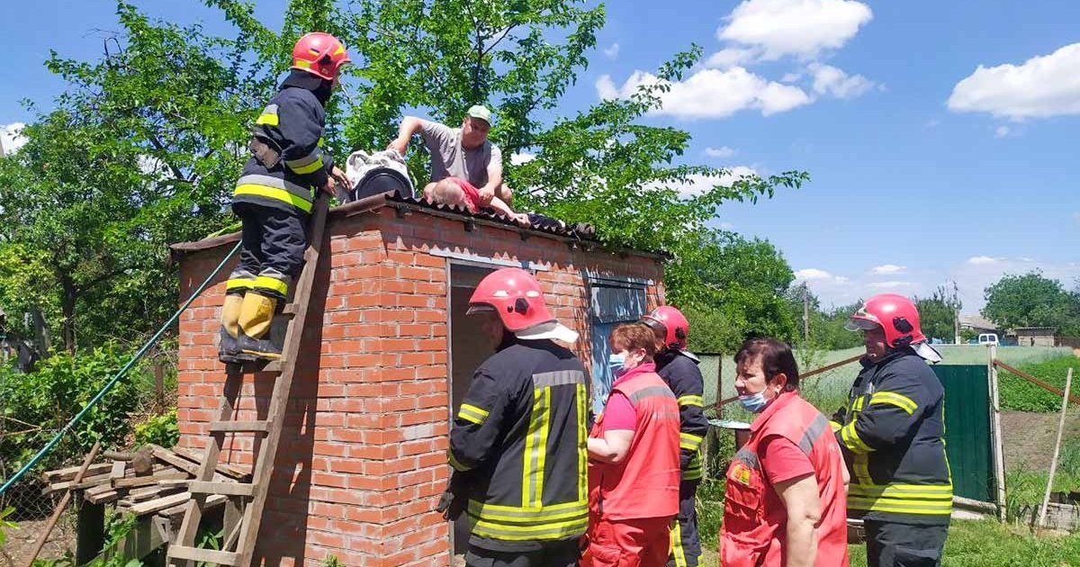 Кагарлицькі рятувальники зняли з даху непритомного чоловіка