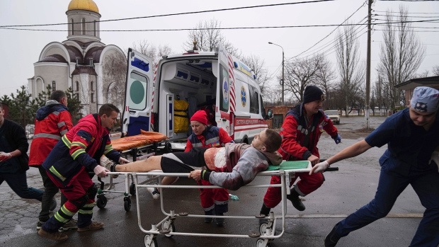 Медики рятують людей у Маріуполі